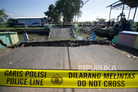 Jembatan Berusia Tahun Di Sidoarjo Ambruk Republika Online