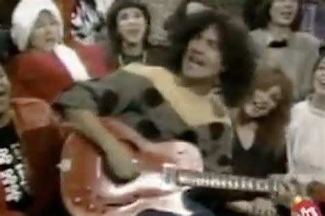 How Billy Squier Ended up Leading an On-Air MTV Holiday Singalong