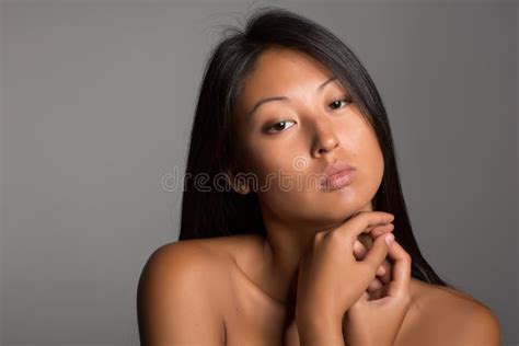 Giovane Donna Con Le Spalle Nude Immagine Stock Immagine Di Brunetta Faccia