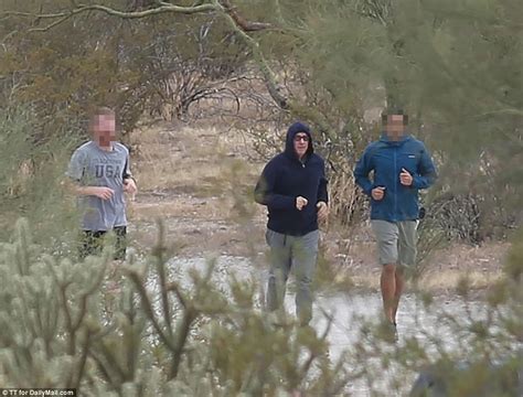 Kevin Spacey Goes Jogging At Arizona Sex Rehab Clinic Daily Mail Online