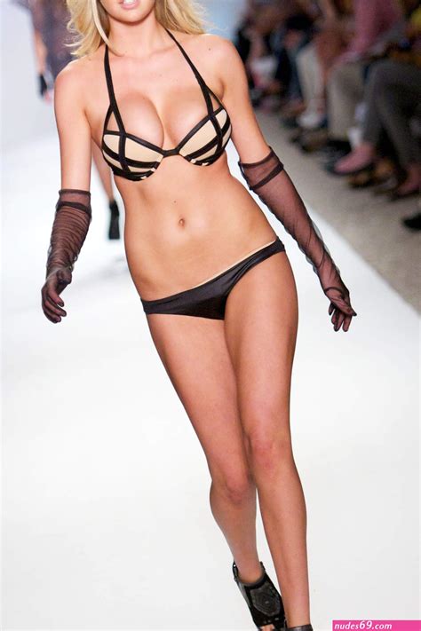 Nude Runway Modeling Nudes