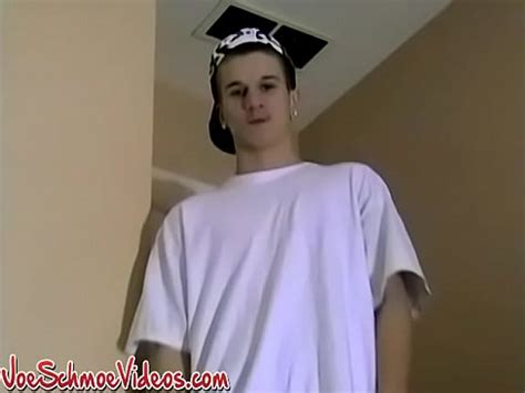 Guapo Jovencito Amateur Acaricia Su Gran Polla Y Se Corre XVIDEOS