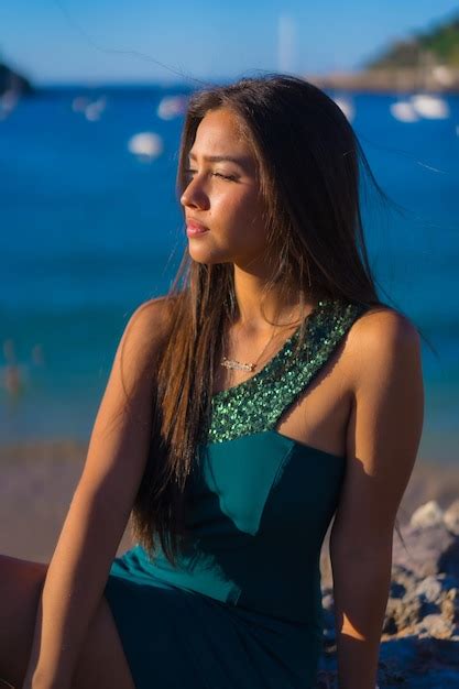 Joven Latina Disfrutando Del Verano Con Un Vestido Verde Junto Al Mar Foto Premium