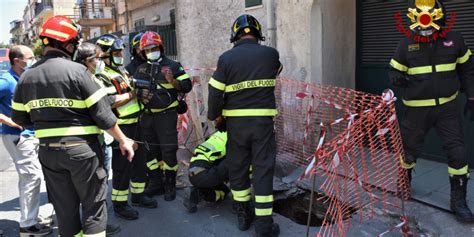 Palermo Una Voragine Profonda Metri In Via Cruillas Intervengono I