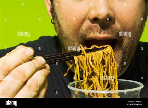 Hombre Comiendo Fideos Con Palillos Fotograf A De Stock Alamy