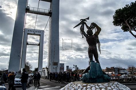 Fiumicino pescatori in protesta bloccano ponte 2 giugno Montino si è