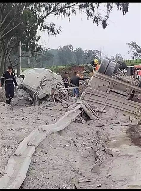 Caminhão perde controle tomba e mata casal de idosos na MGC 369