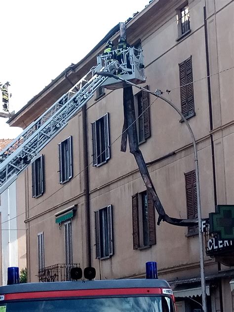 Fulmine Colpisce Palazzo Nel Centro Di Luino In Fiamme Il Tetto