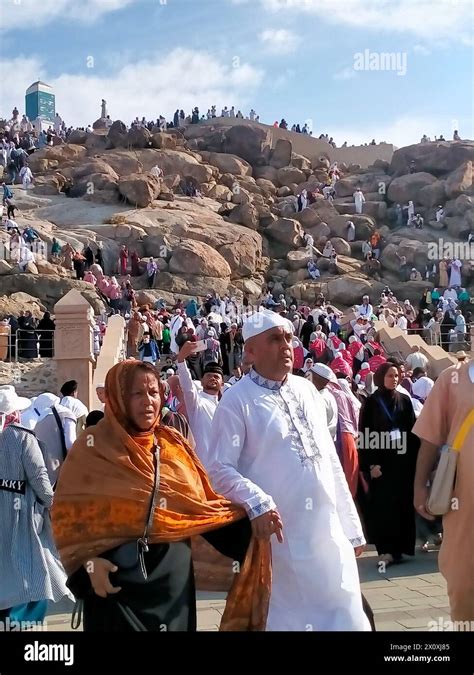 Umrah Pilgrims Visiting Jabal Rahmah On A Hot Day In Makkah Saudi