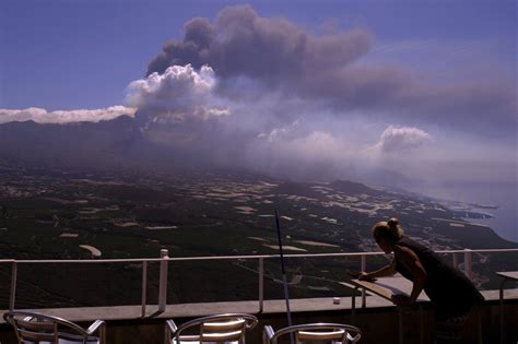 La Palma island's volcano roars again, spewing thicker lava