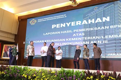 Menteri Risma Tekankan Kemensos Tingkatkan Transparansi Dan