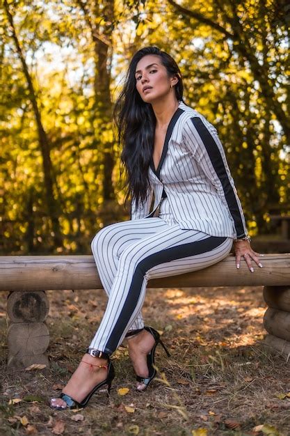 Jovencita Morena Latina Con Un Traje Blanco Muy Elegante Con Rayas Negras Moda Planteada En Un