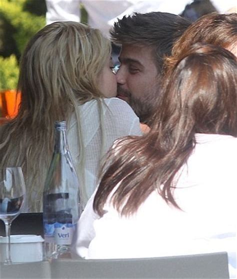 kiss .,.,. - Shakira and Gerard Piqué Photo (21097769) - Fanpop