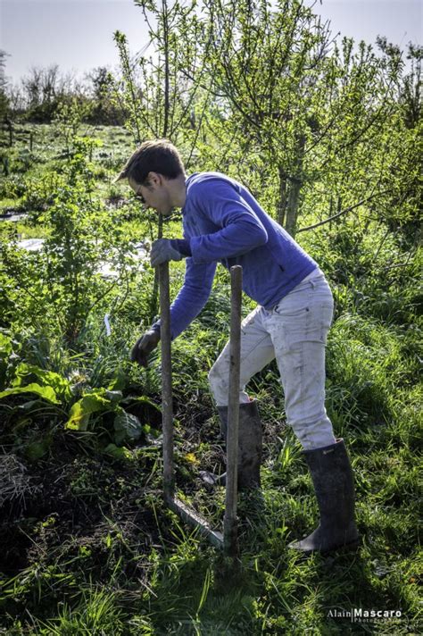 Chantier participatif buttes de culture au Jardin Collectif À la