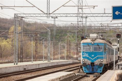 Ponovo Kamenovan Bg Voz Razbijena Stakla Na Vratima Oglasio Se