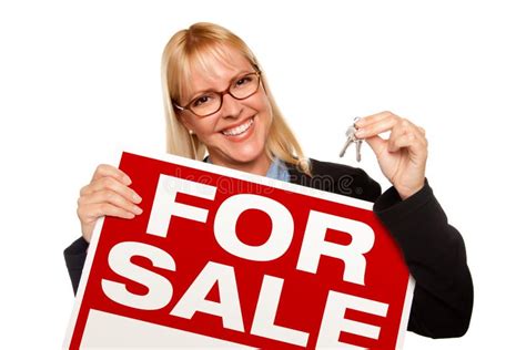 De Aantrekkelijke Sleutels Van De Holding Van De Blonde Voor Het Teken Van De Verkoop Stock