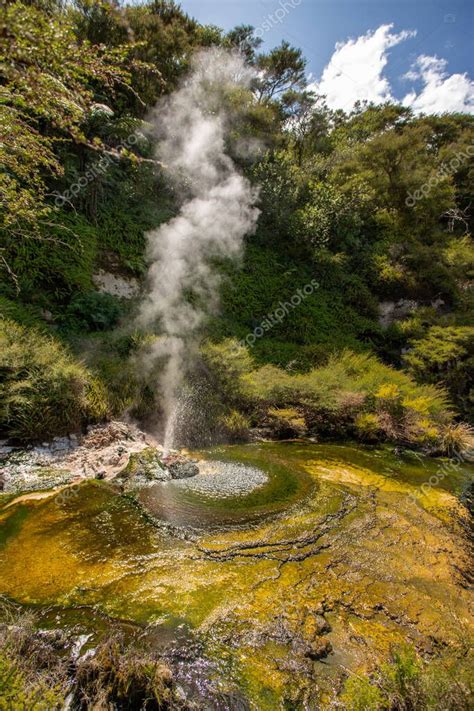 El Rico Agua Mineral Cargada Que Brota Del N Cleo Fundido De Las