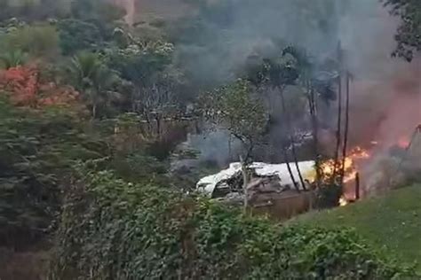 Avião 61 pessoas a bordo cai em São Paulo veja momento