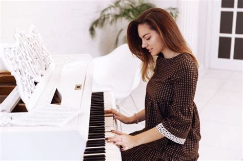 Smilling Mujer Joven Tocando El Piano Foto Premium