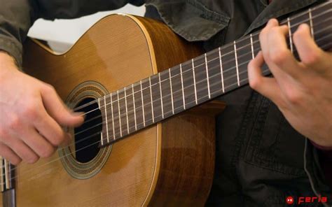 Les Différences Entre La Guitare Classique Et La Folk Feria Musica