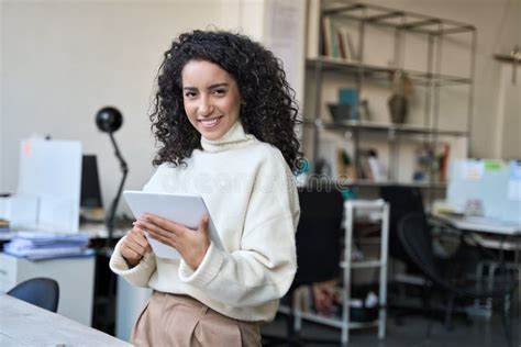 Sonriente Joven Profesional Latina Mujer De Negocios Usando Tableta Digital En El Despacho Foto