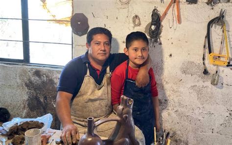 Padre e hijo fabrican instrumentos musicales prehispánicos en Puebla