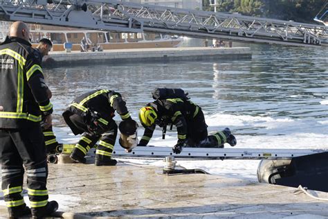 Slobodna Dalmacija Vlasnik Jahte Koja Je Izgorjela U Makarskoj Mora