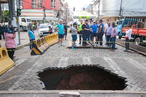 Cratera Que Abriu No Principal Cruzamento Do Centro De Manaus Cresce E