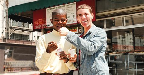 Ce Couple Compile Dans Un Livre Des Centaines De Clich S C L Brant L Amour Gay