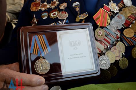 Глава ДНР вручил ветеранам юбилейные медали, отчеканенные к 75-летию ...