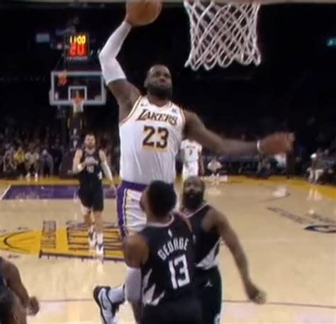 Lebron James全速推進，罰球線內一步收球起跳，在pg頭上完成海報式隔扣，震撼全場 Nba地域 籃球地帶 Fanpiece