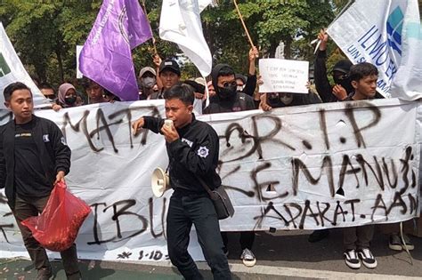 Ratusan Mahasiswa Uinsa Gelar Aksi Tuntut Kapolda Jatim Dicopot