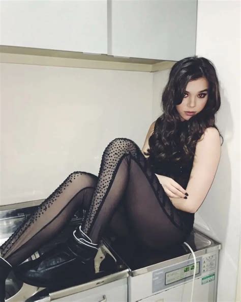 Whose Ass Do You Wanna See Filled By A BBC For Me It S Hailee Steinfeld Scrolller
