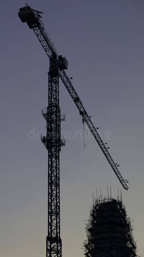 Construcci N Phra Chedi Tham Singhaburajariyanusorn Templo De Amphawan