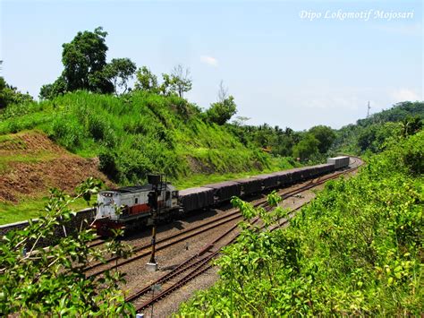 Kereta Api Indonesia Rangkaian Ka Logistik Semen Dengan Lokomotif