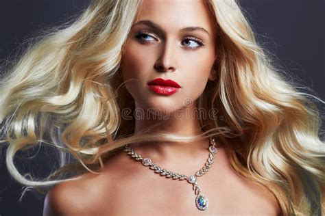 Jeune Belle Femme Fille Blonde Sexy Bijou Photo Stock Image Du Luxe