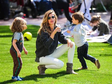 Gisele Bündchen brinca os filhos em parque dos EUA