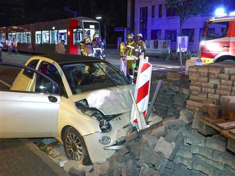 Schwerer Unfall Stra Enbahn In Krefeld Entgleist Nach Kollision Mit Lkw