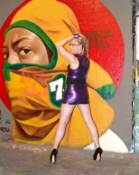 Blonde British Milf Lisa Essex In Purple Latex And Graffiti Pics Xhamster