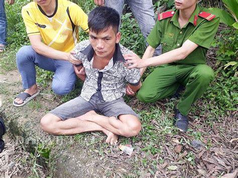 Nóng trong tuần Hot girl điên cuồng đâm bạn cùng phòng rồi trốn nã bố mất cũng không về chịu tang