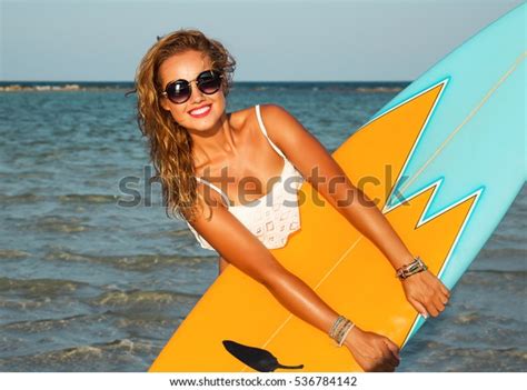 imágenes fotos de stock objetos en D y vectores sobre Mujer marca sol bikini