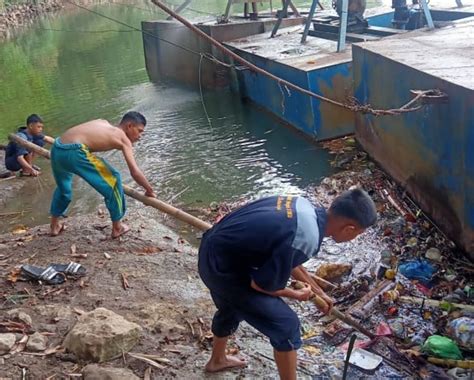 PDAM Tirta Raja Baturaja Periksa Mesin Pompa Dan Bersihkan Sampah