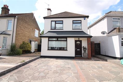 3 Bed Detached House For Sale In Brentwood Road Gidea Park Essex Rm2