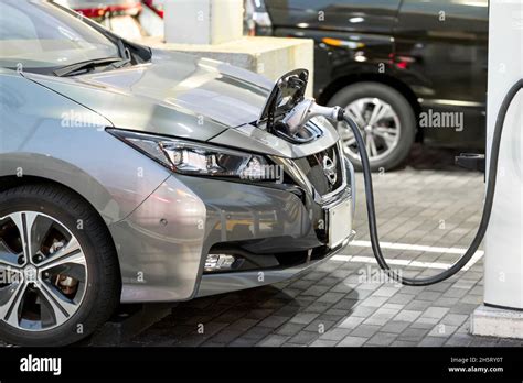 Nissan Leaf se está cargando en el punto de carga rápida para vehículos