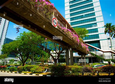 Overhead Pedestrian Bridge - Singapore City Stock Photo - Alamy