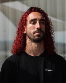 Cucurella cumple su promesa y se tiñe de rojo