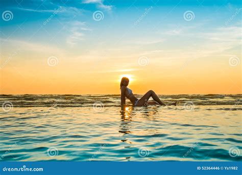 Femme Dans Le Bikini Blanc Posant En Mer Photo Stock Image Du Sant