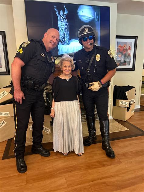 Pin By Terri Brown On Leather Cops Hot Cops Policeman Clothes Men In Uniform