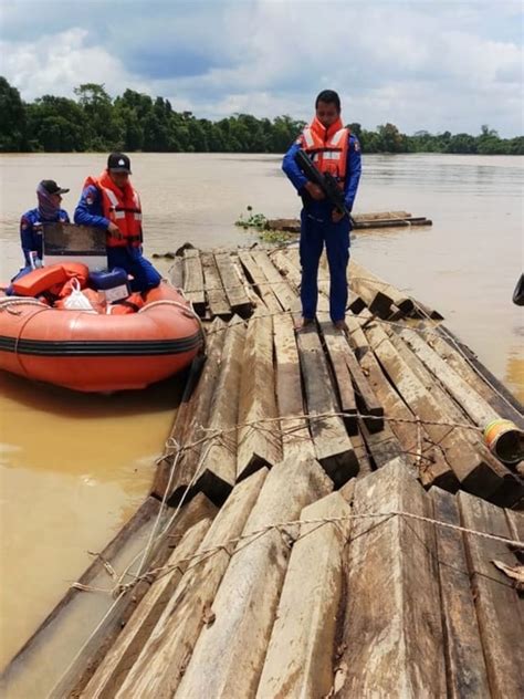 Kapal Pengangkut Kayu Ilegal Dari Hutan Kalimantan Disergap Polisi