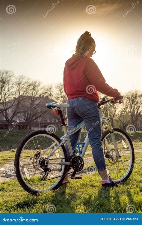 Feliz Adolescente Montando Bicicleta Imagen De Archivo Imagen De